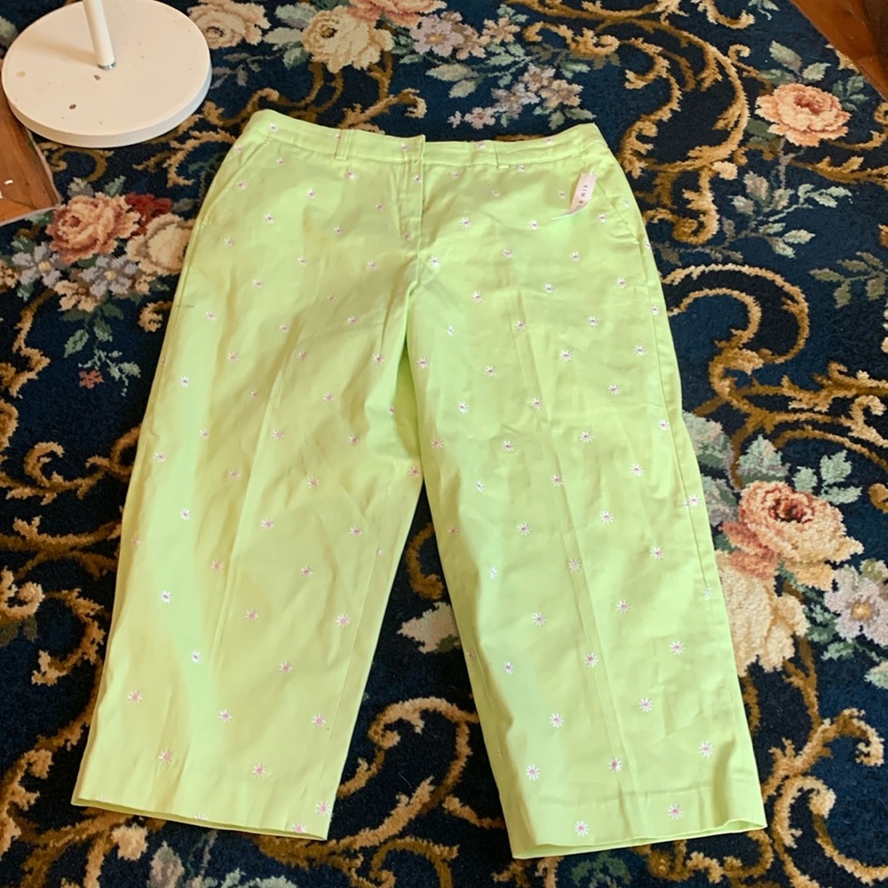 Kim‎ Rogers plus size daisy capris. NWT. Retail 36